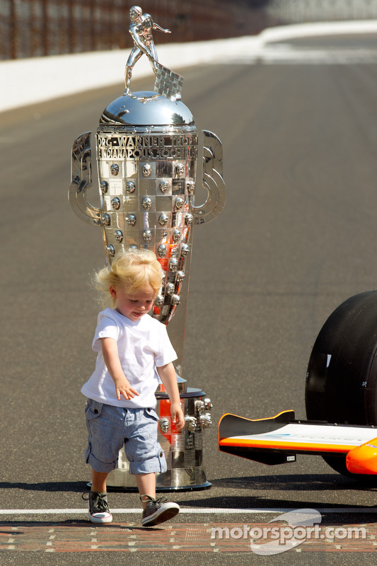 Sesión de fotos de los ganadores: Hijo de Dan Wheldon besa la yarda del ladrillo