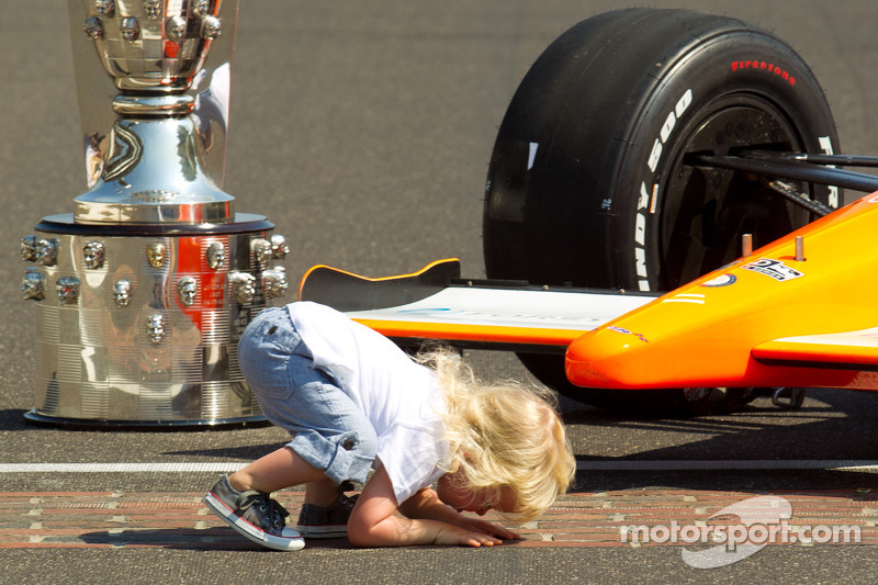 Sesión de fotos de los ganadores: Hijo de Dan Wheldon besa la yarda del ladrillo