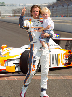 Winners photoshoot: Dan Wheldon, Bryan Herta Autosport with Curb / Agajanian and his son