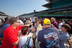Fotoshoot: Dan Wheldon, Bryan Herta Autosport with Curb / Agajanian signeert handtekeningen