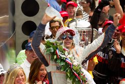 Victory Lane : le vainqueur Dan Wheldon, Bryan Herta Autosport with Curb / Agajanian fête sa victoire