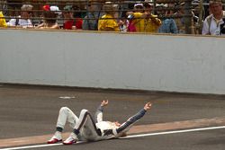 Le vainqueur Dan Wheldon, Bryan Herta Autosport with Curb / Agajanian fête sa victoire sur la ligne de briques