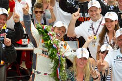 Victory circle: race winner Dan Wheldon, Bryan Herta Autosport with Curb / Agajanian celebrates