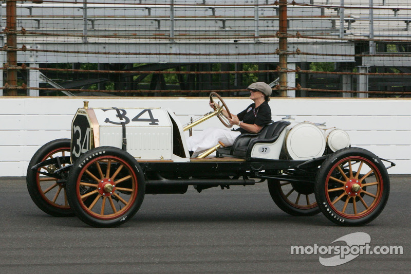 Lyn St. James conduce un coche de carreras de 1911