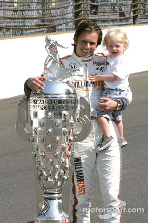 Fotoshoot: Dan Wheldon, Bryan Herta Autosport with Curb / Agajanian met de Borg-Warner Trophy