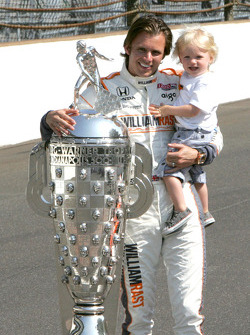 Fotoshoot: Dan Wheldon, Bryan Herta Autosport with Curb / Agajanian met de Borg-Warner Trophy