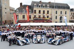 El #7 Peugeot Sport Total Peugeot 908: Alexander Wurz, Marc Gene, Anthony Davidson, el #8 Peugeot Sp