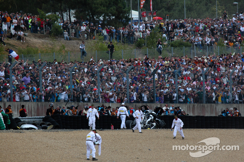 Na de crash van Allan McNish in de #3 Audi Sport North America Audi R18 TDI