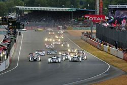 Start: #2 Audi Sport Team Joest Audi R18 TDI: Marcel Fässler, Andre Lotterer, Benoit Tréluyer leads