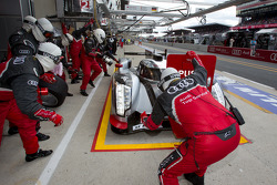 Pit stop for #2 Audi Sport Team Joest Audi R18 TDI: Marcel Fässler, André Lotterer, Benoit Tréluyer