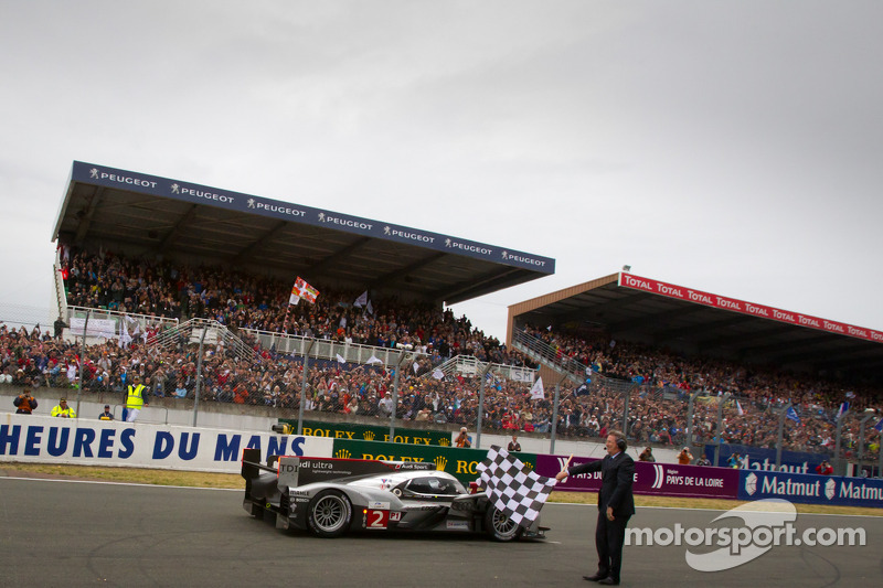 L'Audi R18 TDI N°2 (Marcel Faessler, Andre Lotterer, Benoit Treluyer) remporte la victoire