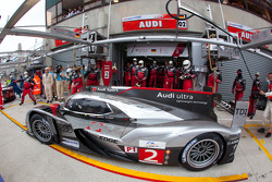Pit stop for #2 Audi Sport Team Joest Audi R18 TDI: Marcel Fässler, André Lotterer, Benoit Tréluyer