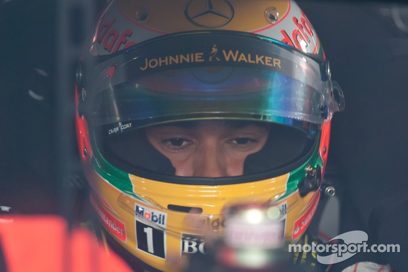Lewis Hamilton revisa la cabina del coche de Tony Stewart