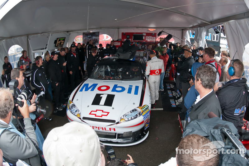 Lewis Hamilton se prepara para subirse al Chevrolet de Tony Stewart