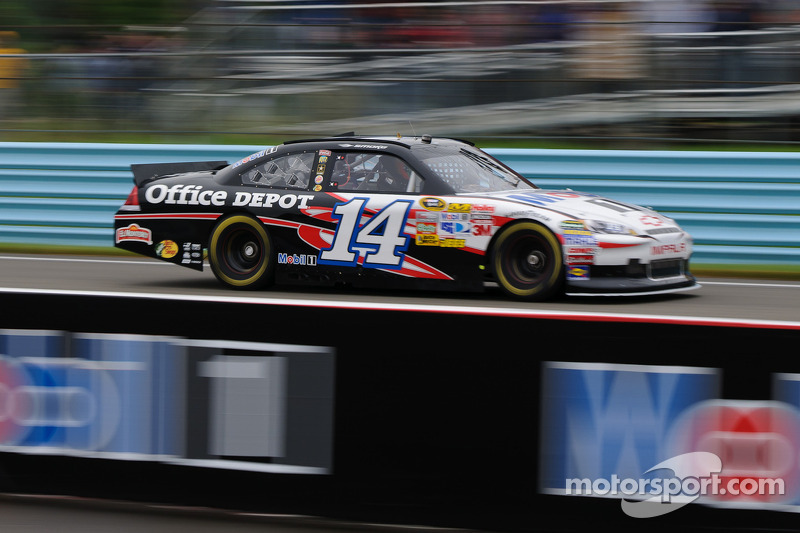 Lewis Hamilton en el coche de Tony Stewart Sprint Cup