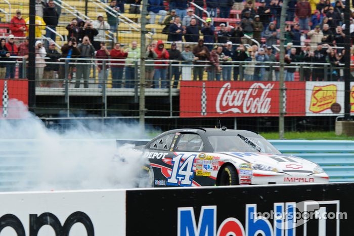 Lewis Hamilton hace donuts