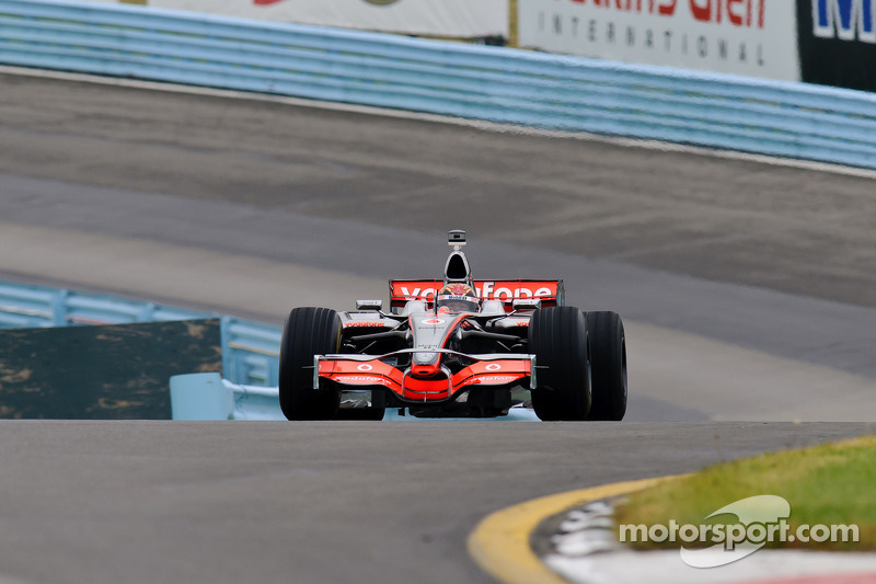 Tony Stewart conduce el McLaren de Lewis Hamilton