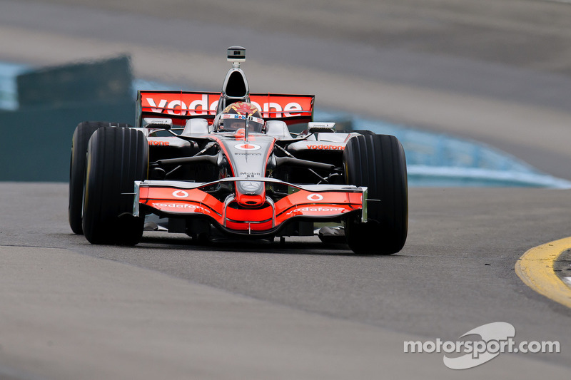 Tony Stewart conduce el McLaren de Lewis Hamilton