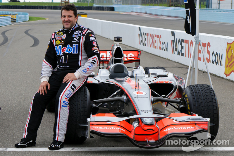 Tony Stewart con el McLaren de Lewis Hamilton