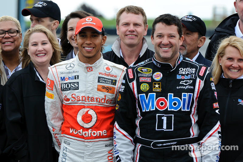Lewis Hamilton y Tony Stewart con VIP de Mobil 1