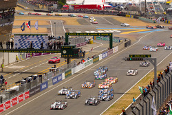 Start: #2 Audi Sport Team Joest Audi R18 TDI: Marcel Fässler, André Lotterer, Benoit Tréluyer leads the field