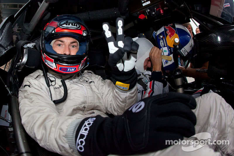Nicky Hayden, de Ducati Team, trata el AMG Mercedes C-Klasse con David Coulthard, Mücke Motorsport