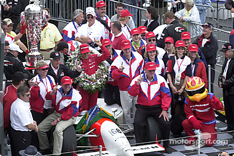 Em 2001, Helio Castroneves venceu pela primeira vez a maior prova do automobilismo mundial