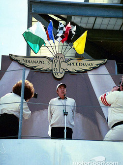 Jim Nabors signing 'Back home again in Indiana'