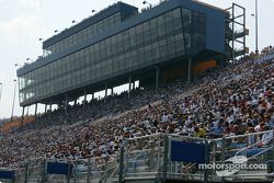 Chicagoland crowd watching the race