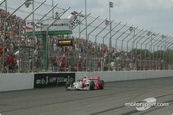 Gil de Ferran taking the checkered flag