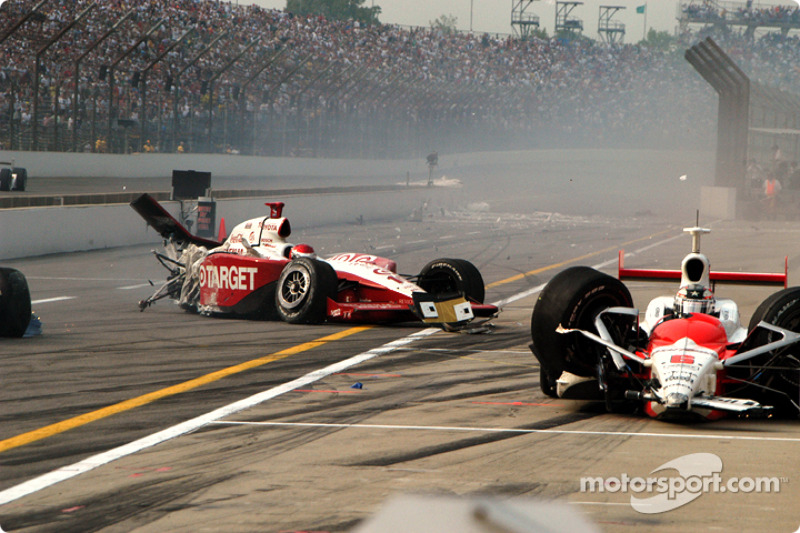 2004: Darren Manning und Sam Hornish Jr. crashen in der Boxengasse