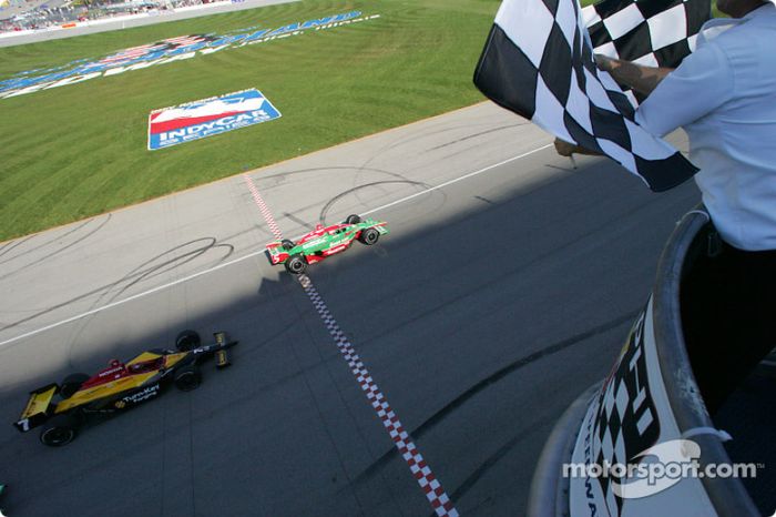 Adrián Fernández lleva la bandera a cuadros delante de Bryan Herta