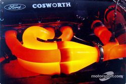 Cabeceras del Ford-Cosworth XF brillan al momento que el motor se aproxima a 16.000 rpm en el dinamó