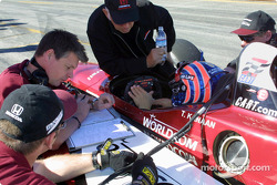 Tony Kanaan discussing with Mo Nunn
