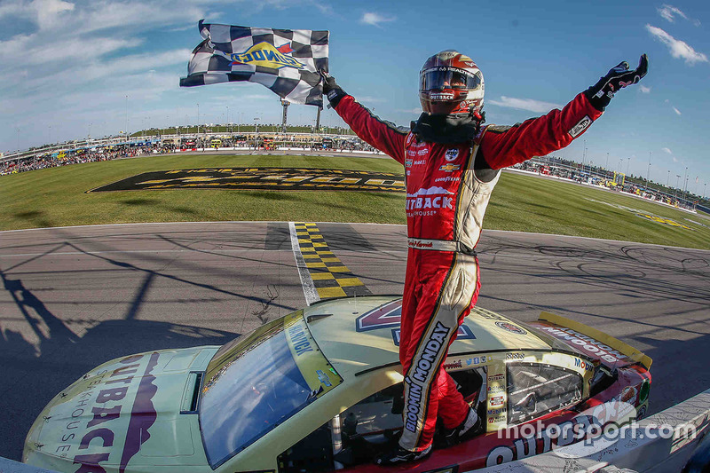 64. Ganador de la carrera Kevin Harvick, Stewart-Haas Racing Chevrolet