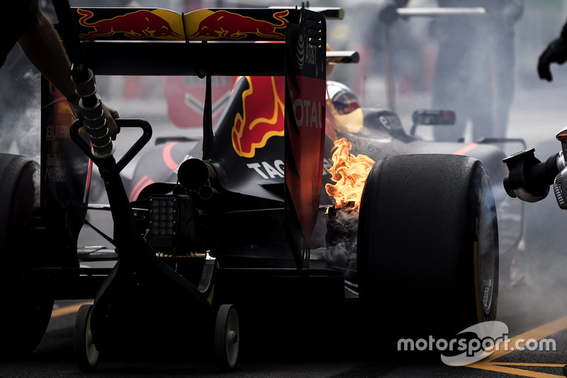 1. Гальма Макса Ферстаппена, Red Bull Racing RB12, палають на піт-стопі