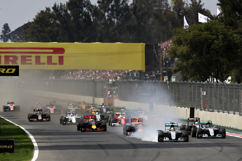 Lewis Hamilton, Mercedes AMG F1 W07 Hybrid locks a wheel under braking into turn one ahead of Max Verstappen, Red Bull Racing RB12 and Nico Rosberg, Mercedes AMG F1 W07 Hybrid