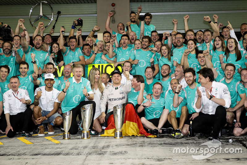 Нико Росберг, Mercedes AMG F1, с женой Вивиан Росберг и командой