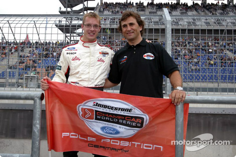 Alex Zanardi presenta a Sébastien Bourdais con la bandera de la pole position
