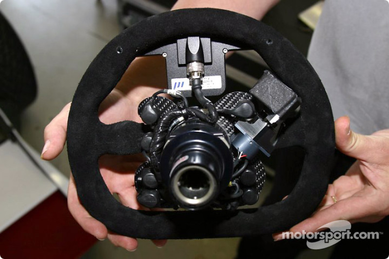 El volante especialmente adaptado con acelerador manual en el Champ Car modificado de Alex Zanardi