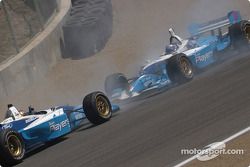 Patrick Carpentier fête sa victoire par un donut tandis que Paul Tracy se joint à lui