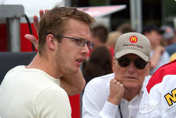 Paul Newman regarde le débriefing de Sébastien Bourdais