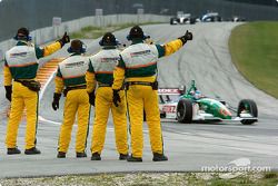 L'équipe de sécurité du Champ Car salue le peloton avant le drapeau vert