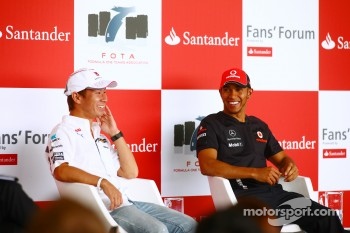 Kamui Kobayashi, Sauber F1 Team and Lewis Hamilton, McLaren Mercedes