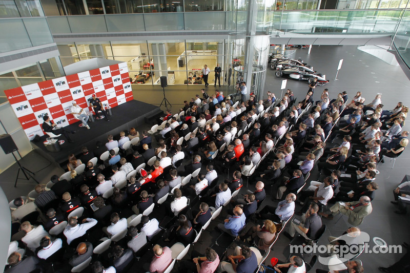 Kamui Kobayashi, Sauber F1 Team y Lewis Hamilton, McLaren Mercedes