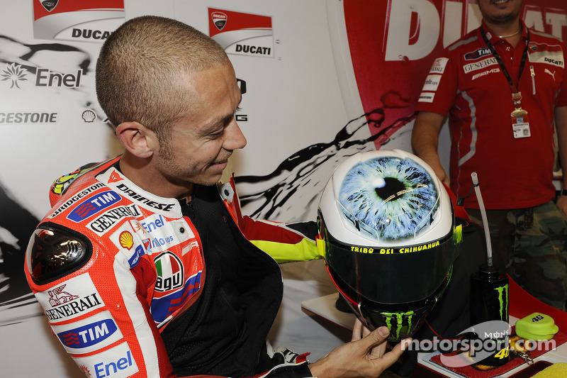 Valentino Rossi met nieuwe helm