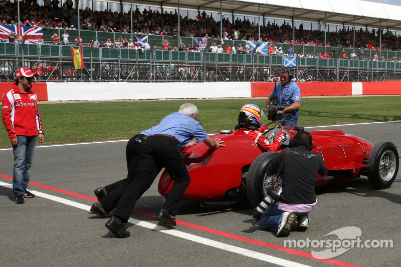Fernando Alonso, conduce el Ferrari 375 de Scuderia ganador en Silverstone de 1951