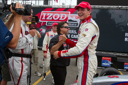 Victory circle: race winner Stefan Wilson, Andretti Autosport celebrates with Michael Andretti