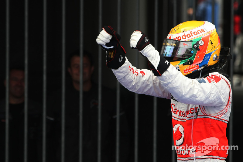 Yarış galibi Lewis Hamilton, McLaren Mercedes kutlama yapıyor