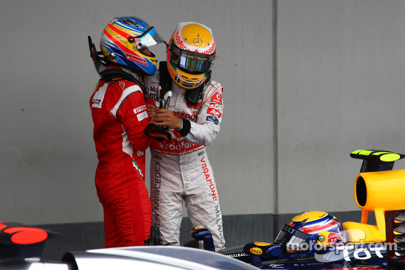 Ganador de la carrera Lewis Hamilton, McLaren Mercedes celebra con Fernando Alonso, Scuderia Ferrari
